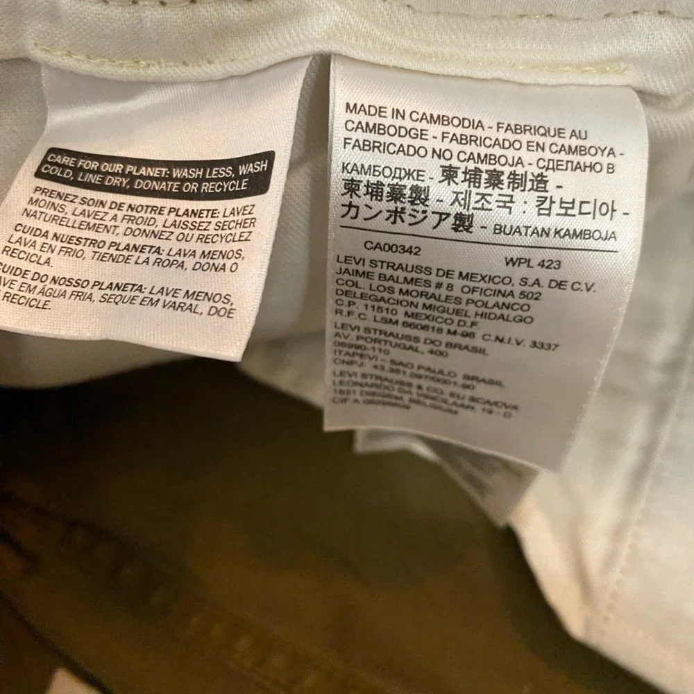 Levi’s chinos khaki straight legs tapered men’s pants size W33 L32